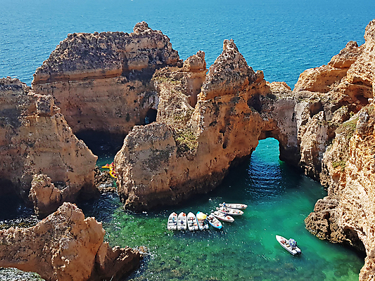 포토 JPG 해외이미지 행복 유럽 바다 여행 자연 하늘 동화 파노라마 풍경 경사 사람없음 빨간색 물 파란색 컬러풀 햇빛 노란색 항구 맑음 놀람 기쁨 만 포르투갈 언덕 호기심 날카로움 신성 대서양 내추럴 터키석 파라다이스 수평선 해외포토 자연요소 감정 나라 컬러 컨셉 교통시설 날씨 촬영기법 표정 태양 보석 생태계 파일형식 이미지허브