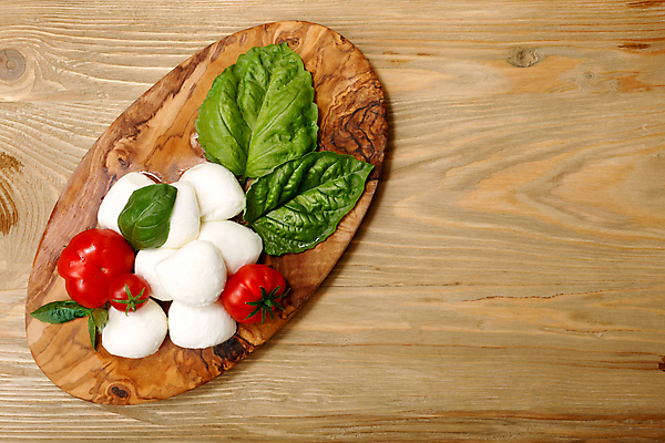 포토 JPG 해외이미지 음식 토마토 탁자 치즈 건강 요리 사람없음 빨간색 초록색 이탈리아 흰색 신선 재산 정상 먹기 바질 모짜렐라치즈 숙성 채식주의자 카피스페이스 해외포토 유럽 컬러 가구 채소 모션 유제품 금융 공백 채식 파일형식 이미지허브