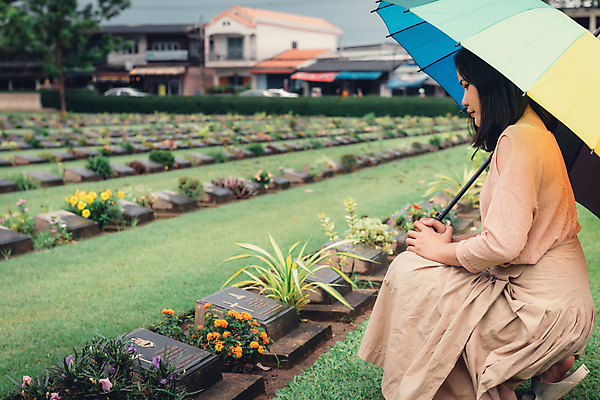 포토 JPG 해외이미지 라이프스타일 공원 기독교 종교 우산 한명 사람 야외 초록색 평화 믿음 희망 슬픔 기도 죽음 표현 무덤 예수 영혼 떨어짐 비석 묘사 명상 군용 전쟁 신성 병정 명예 장례 단아함 숭배 신앙심 적자 죄수 혼자 해외포토 1 공공시설 감정 컬러 컨셉 군대 생활 신_종교 파일형식 이미지허브