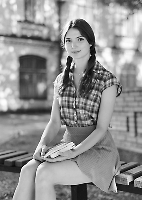 포토 JPG 해외이미지 백인 학생 라이프스타일 응시 드레스 여자 교육 셔츠 벤치 학교 한명 사람 앉기 10대 책 스터디 치마 뷰티 유행 검은색 공책 흰색 잡기 우아함 대학교 체크무늬 우크라이나 스타일 해외포토 서양인 1 시선 옷 유럽 컬러 컨셉 상의 무늬 의자 모션 청소년 하의 문구용품 생활 학습 파일형식 이미지허브