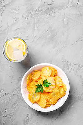 포토 JPG 해외이미지 회색배경 실내 사람없음 하이앵글 감자칩 인퓨즈드워터 해외포토 뷰포인트 백그라운드 내부 과자 회색 칩_음식 파일형식 이미지허브