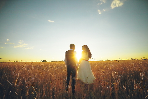 포토 JPG 해외이미지 손 커플 여자 남자 행복 웨딩드레스 신랑 결혼 가족 신혼부부 포옹 자연 하늘 결혼식 남편 키스 함께함 사랑 두명 뷰티 손잡기 일몰 기쁨 신혼여행 축하 아내 우아함 저녁 순간 해외포토 부부 드레스 감정 컨셉 관계 안기 모션 사람 이벤트 신체부위 노을 야간 애정표현 생태계 신혼 파일형식 이미지허브