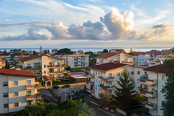 포토 JPG 해외이미지 외관 바다 건축양식 하늘 아침 주택 사람없음 야외 건물 파란색 여행객 마을 일출 이탈리아 궁전 도시 보행자 타운 남쪽 해외포토 주간 건축물 건축 유럽 컬러 고건축 사람 노을 방향 파일형식 이미지허브