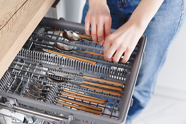 포토 JPG 해외이미지 그릇 식기 접시 손 여자 가사 가정 주택 실내 사람 성인 사람없음 내부 일상 주방 숟가락 기계 방 장비 기구 잡기 오픈 칼 씻기 주부 세탁기 청소부 넣기 위생관리 해외포토 직업 모션 수저 관리 건물 라이프 신체부위 청결 가전제품 파일형식 이미지허브