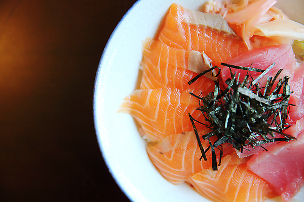 포토 JPG 해외이미지 그릇 실내 사람없음 덮밥 김가루 연어회 참치회 일본음식 갈색배경 연어덮밥 해외포토 식기 음식 백그라운드 내부 갈색 생선회 김_해조류 가루 연어 파일형식 이미지허브