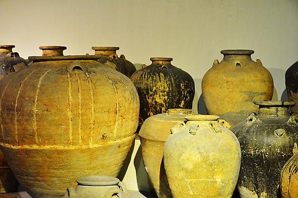 포토 JPG 해외이미지 전통 교육 아시아 문화 사람없음 물 상점 전시 정보 항아리 역사 냄비 큼 진열장 박물관 점토 수납 옛날 전국 공급 해외포토 자연요소 나라 도자기 솥 크기 파일형식 이미지허브