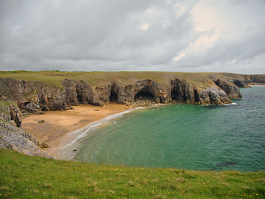 포토 JPG 해외이미지 바다 여행 자연 하늘 영국 웨일즈 풍경 해변 사람없음 물 파란색 트래킹 부식 그림 사암 울퉁불퉁 지질학 펨브룩셔 해외포토 자연요소 교육 유럽 컬러 레저 돌_바위 생태계 파일형식 이미지허브