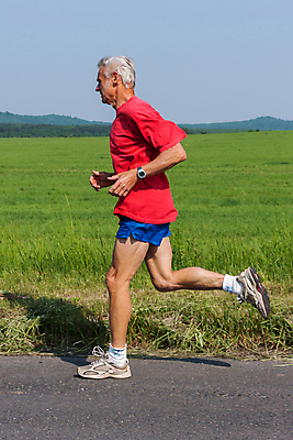 포토 JPG 해외이미지 모양 백인 라이프스타일 남자 도로 스포츠 신발 하늘 건강 한명 사람 풍경 성인 야외 여름 달리기 조깅 운동 봄 기차 몸무게 연습 마라톤 달리기선수 선로 양발 혼자 해외포토 서양인 1 계절 길 육상교통 교통시설 모션 대중교통 경기 생활 육상스포츠 육상선수 파일형식 이미지허브