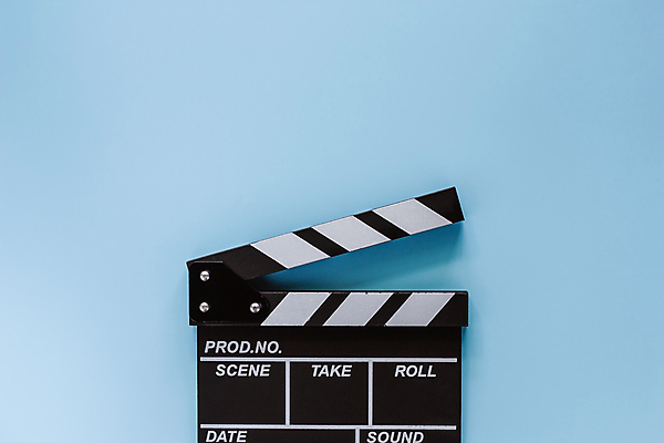 포토 JPG 해외이미지 실내 사람없음 클래퍼보드 영화 파란배경 영화소품 해외포토 백그라운드 문화예술 내부 파란색 오브젝트 파일형식 이미지허브