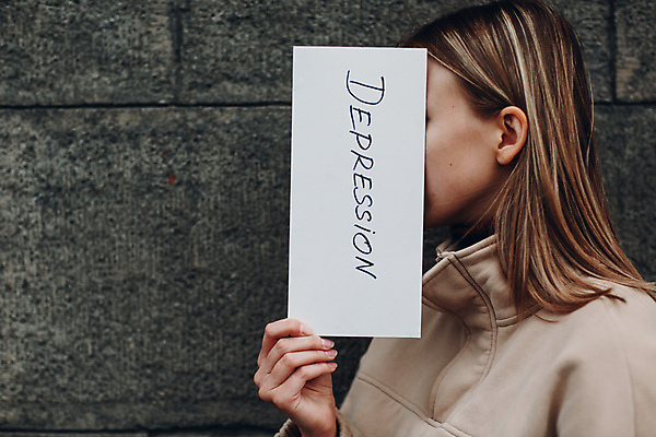 포토 JPG 해외이미지 백인 접시 손 여자 종이 벽 컨셉 2 거리 사람 사람없음 회색 환자 잡기 도시 신용카드 편지 사인 보여주기 시트 숨기 우울증 위기 헬프 해외포토 서양인 식기 컬러 의학 모션 신체부위 금융 도움 질병 파일형식 이미지허브