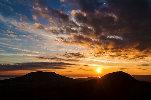 포토 JPG 해외이미지 유럽 호수 여행 밭 농업 자연 하늘 휴가 산 파노라마 사람없음 파란색 빛 햇빛 태양 갈색 노란색 일출 맑음 검은색 어둠 일몰 언덕 화산 멀리 헝가리 현무암 수평선 해외포토 자연요소 나라 산업 컬러 날씨 촬영기법 노을 생태계 화산암 동유럽 파일형식 이미지허브