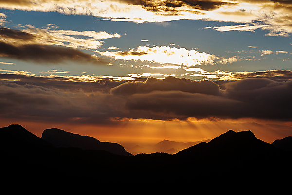 포토 JPG 해외이미지 응시 공원 실루엣 백그라운드 오렌지 자연 벽지 하늘 아침 산 사람없음 야외 빨간색 파란색 빛 햇빛 태양 노란색 일출 맑음 황혼 일몰 새벽 사막 안개 황금 연기 숲 큼 질감 산등성이 장면 북쪽 강렬 해외포토 주간 자연요소 시선 공공시설 컬러 과일 날씨 촬영기법 노을 크기 방향 생태계 파일형식 이미지허브