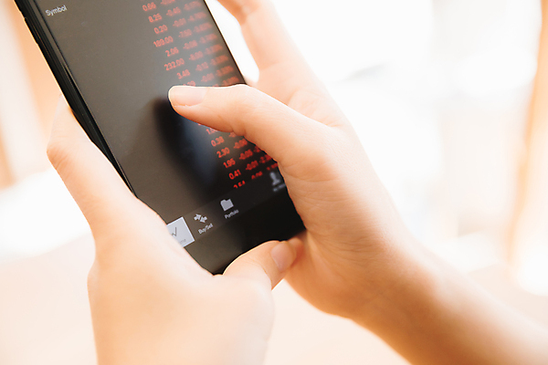 포토 JPG 해외이미지 손 그래프 신체부위 스마트폰 주식 분석 투자 해외포토 컨셉 비즈니스 사람 금융 핸드폰 스마트기기 파일형식 이미지허브