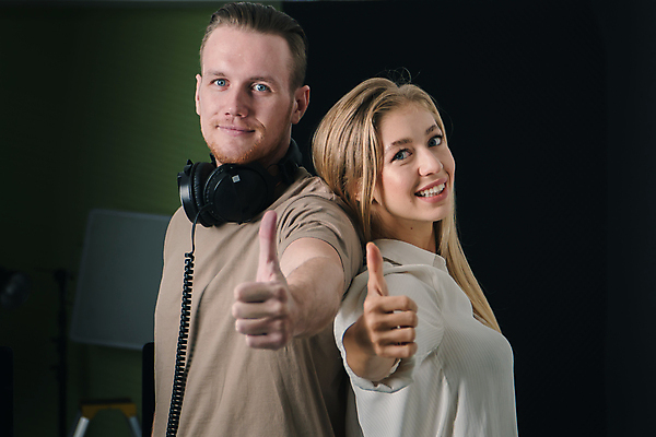 포토 JPG 해외이미지 백인 직업 여자 행복 별 음악 노래 휴식 실내 웃음 사람 성인 두명 헤드폰 소리 공연 연주자 음악가 장비 가수 마이크 복고 예술가 오디오 목소리 재즈 노래방 뮤지컬 팝 해외포토 자연요소 서양인 감정 음향기기 컨셉 문화예술 표정 이벤트 내부 전자제품 파일형식 이미지허브