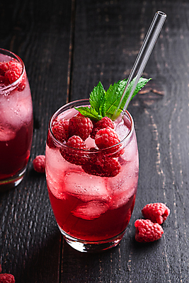 포토 JPG 해외이미지 잔 빨대 사람없음 빨간색 얼음 달콤 시원함 허브 산딸기 에이드 나무배경 해외포토 자연요소 식물 식기 음료 컬러 백그라운드 과일 맛 파일형식 이미지허브