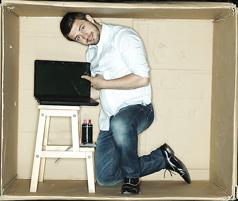 포토 JPG 해외이미지 전신 백인 남자 사다리 한명 앉기 성인 옆모습 노트북 상자 사무실 업무 비즈니스맨 갇힘 답답함 성인남자한명만 해외포토 서양인 1 뷰포인트 비즈니스 모션 사람 전자제품 도구 작업 직장인 감각 남자한명만 성인남자만 파일형식 이미지허브