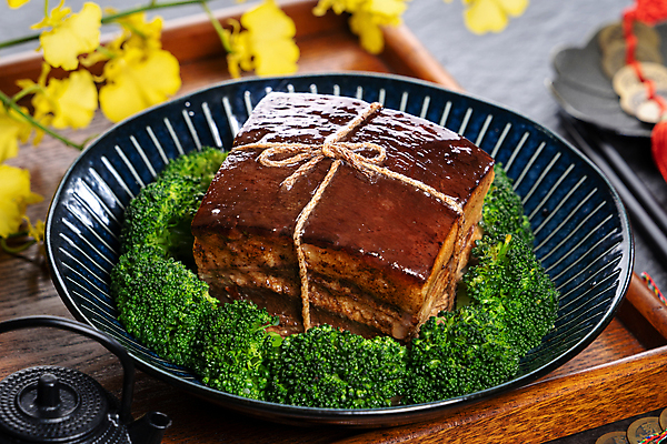 포토 JPG 해외이미지 접시 꽃 회색배경 실내 돼지고기 사람없음 중식 끈 브로콜리 나무쟁반 동파육 해외포토 식물 식기 음식 백그라운드 채소 쟁반 육류 내부 목재 회색 파일형식 이미지허브