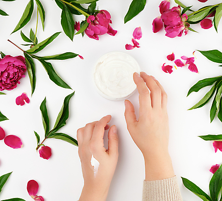 포토 JPG 해외이미지 손 꽃잎 꽃 잎 실내 손짓 신체부위 뷰티 화장품 크림 흰배경 바르기 해외포토 식물 백그라운드 모션 사람 내부 흰색 파일형식 이미지허브