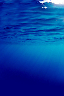 포토 JPG 해외이미지 물결 파도 바다 백그라운드 자연 표면 사람없음 물 파란색 빛 햇빛 태양 수중 어둠 거품 광선 아래 질감 깊이 해외포토 자연요소 컬러 방향 생태계 위치 파일형식 이미지허브