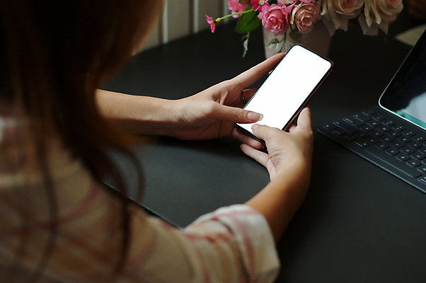 포토 JPG 해외이미지 라이프스타일 손 응시 여자 백그라운드 인터넷 비즈니스 통신 손가락 모바일 세포 사람 사람없음 10대 스마트폰 핸드폰 상점 스크린 공백 흐름 흰색 잡기 네트워크 메시지 닫기 어플리케이션 무선전화기 전화기 스마트 보여주기 온라인 동영상 거짓 소셜 목업 해외포토 시선 컬러 컨셉 모션 청소년 생활 신체부위 전자제품 스마트기기 파일형식 이미지허브