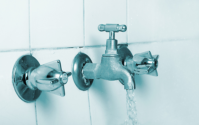 포토 JPG 해외이미지 벽 백그라운드 주택 건강 사람없음 물 파란색 빛 달리기 환경 금속 젖음 흐름 추위 마시기 신선 액체 떨어짐 은색 시원함 갈증 싱크대 부식 수도꼭지 내추럴 옛날 해외포토 자연요소 컬러 컨셉 모션 재질 건물 개수대 파일형식 이미지허브