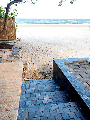 포토 JPG 해외이미지 모래 벽 바다 섬 여행 건축양식 자연 하늘 호텔 휴가 벽돌 바닥 풍경 사람없음 야외 건물 세로 물 여름 파란색 빛 평화 계단 식당 일몰 블록 발코니 바위 휴양지 방법 옛날 해외포토 자연요소 건축물 계절 건축 컬러 컨셉 숙소 노을 상점 장소 돌_바위 생태계 파일형식 이미지허브