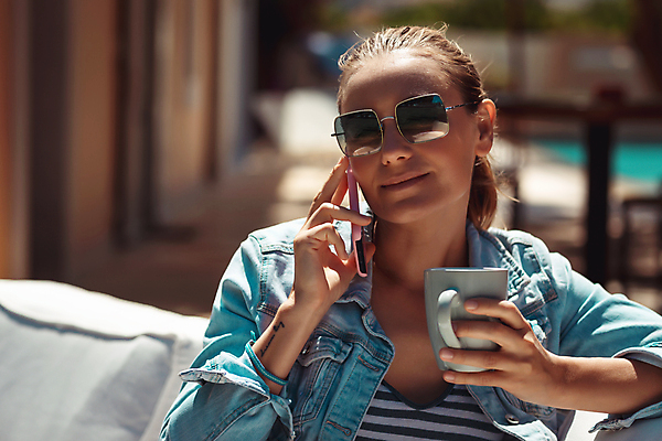 포토 JPG 해외이미지 백인 학생 라이프스타일 여자 행복 커피 음료 인터넷 비즈니스 통신 모바일 휴가 휴식 말하기 대화 한명 사람 앉기 야외 컵 여름 스마트폰 핸드폰 청춘 선글라스 식당 카페 기쁨 도시 작업 차 연결 카푸치노 소셜 해외포토 서양인 1 식기 계절 감정 안경 컨셉 모션 생활 전자제품 스마트기기 상점 파일형식 이미지허브
