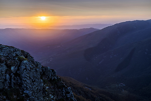 포토 JPG 해외이미지 자연 하늘 산 거리 파노라마 풍경 사람없음 야외 빛 컬러풀 햇빛 태양 평화 일출 맑음 침묵 고요 일몰 등산 스페인 땅 산등성이 상승 신성 감탄 웅장함 전국 해외포토 자연요소 유럽 컬러 컨셉 날씨 촬영기법 노을 소리 트래킹 생태계 파일형식 이미지허브