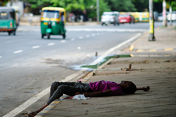 포토 JPG 해외이미지 남자 아시아 도로 거리 피곤 사람 동양인 사람없음 야외 슬픔 도시 잠 사회 보행로 좌절 가난 실업자 인도인 실업 배고픔 타운 거지 노숙자 소셜 혼자 해외포토 외국인 감정 나라 길 컨셉 비즈니스 교통시설 인종 공동체 파일형식 이미지허브