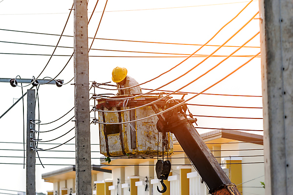포토 JPG 해외이미지 직업 산업 선 하늘 노동자 주택 안전 사람없음 파란색 바구니 힘 장비 에너지 공구 업무 기술자 수리 연결 헬멧 위험 양동이 서비스 기중기 철사 봉 짐차 공학 유지 전압 조작 해외포토 교육 컬러 컨셉 자동차 건물 도구 작업 중장비 보호장비 파일형식 이미지허브