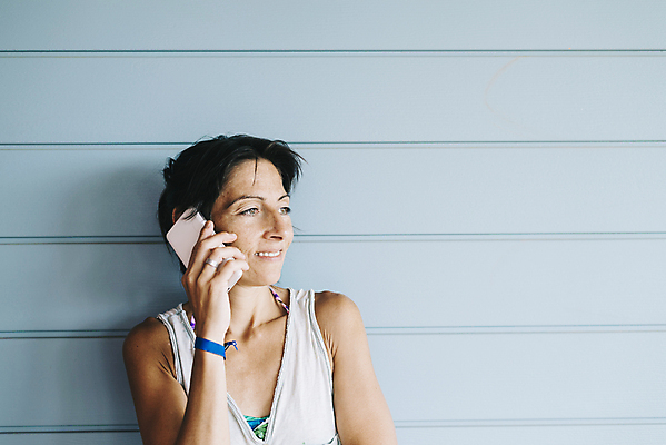 포토 JPG 해외이미지 라이프스타일 드레스 여자 행복 벽 통신 청소년 모바일 휴가 갈색머리 말하기 대화 한명 서기 사람 성인 야외 스마트폰 핸드폰 뷰티 기댐 외침 잡기 도시 자신감 연결 부름 통화 히스패닉 포니테일 스타일 해외포토 1 헤어스타일 옷 감정 모션 생활 전자제품 스마트기기 소리 파일형식 이미지허브