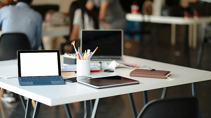 포토 JPG 해외이미지 템플릿 직업 디자인 교육 벽 백그라운드 컨셉 인터넷 비즈니스 창문 탁자 주택 직장 실내 사람없음 내부 목재 노트북 빛 컴퓨터 사무실 우주 스크린 모니터 검은색 공책 공백 방 업무 오픈 작업실 역 휴대용 디자이너 책상 거짓 프리랜서 목업 스타일 카피스페이스 해외포토 나무 컬러 가구 회사 재료 교통시설 문구용품 건물 전자제품 작업 오브젝트 파일형식 이미지허브