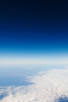 포토 JPG 해외이미지 계절 여행 백그라운드 자연 하늘 날씨 추상 비행기 사람없음 세로 파란색 빛 햇빛 태양 우주 환경 맑음 자유 달 흰색 분위기 예측 질감 천국 솜털 흐림 내추럴 카피스페이스 미니멀 해외포토 자연요소 컬러 컨셉 무늬 항공교통 대중교통 공백 생태계 파일형식 이미지허브