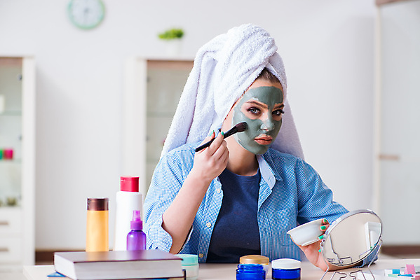 포토 JPG 해외이미지 그릇 응시 여자 실내 한명 들기 상반신 성인 책 수건 거울 붓 집중 피부관리 바르기 팩 수분크림 스킨로션 성인여자한명만 해외포토 1 식기 시선 컨셉 모션 사람 내부 위생용품 뷰티 화장품 여자한명만 성인여자만 파일형식 이미지허브