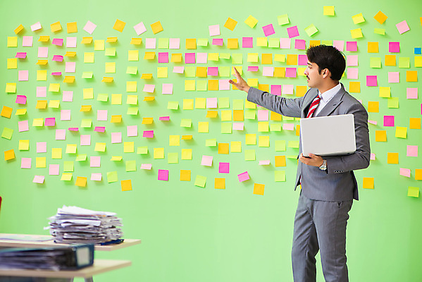 포토 JPG 해외이미지 응시 남자 컨셉 회사 비즈니스 스트레스 직장 피곤 설명 한명 서기 들기 정장 상반신 성인 노트북 사무실 손들기 쪽지 업무 작업 비즈니스맨 가득함 포스트잇 바쁨 보여주기 성인남자한명만 해외포토 1 시선 옷 모션 사람 전자제품 메모지 직장인 남자한명만 성인남자만 파일형식 이미지허브