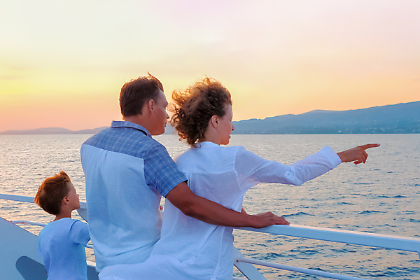 포토 JPG 해외이미지 백인 라이프스타일 행복 감정 아들 어린이 바다 여행 컨셉 요트 가족 하늘 바람 휴가 휴식 산 항해 건강 해변 세명 일몰 자유 신혼여행 크루즈 그리스 천국 해외포토 자연요소 서양인 유럽 결혼 배_교통 관계 날씨 사람 생활 노을 파일형식 이미지허브