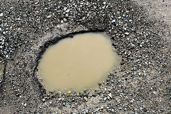 포토 JPG 해외이미지 도로 교통시설 표면 날씨 거리 사람없음 물 손상 시골 구멍 보행로 닫기 위험 진흙 해외포토 자연요소 길 교통 컨셉 모션 시설 파일형식 이미지허브