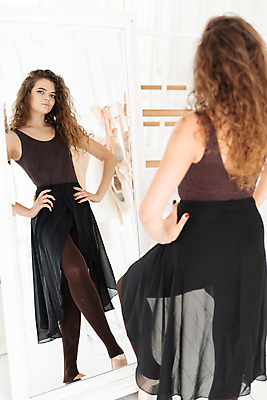 포토 JPG 해외이미지 전신 백인 여자 허리손 실내 한명 사람 성인 뒷모습 뷰티 반사 거울 우아함 발레 발레리나 발레복 성인여자한명만 해외포토 서양인 1 옷 뷰포인트 포즈 컨셉 내부 춤 여자한명만 성인여자만 파일형식 이미지허브