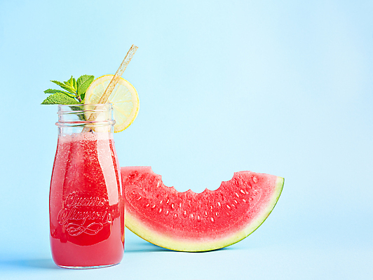 포토 JPG 해외이미지 유리병 수박 실내 빨대 사람없음 레몬 파란배경 수박조각 수박주스 해외포토 조각 백그라운드 과일 병_용기 내부 파란색 과일주스 파일형식 이미지허브