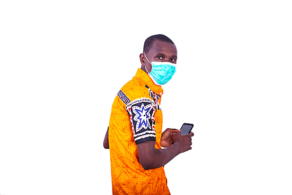 포토 JPG 해외이미지 라이프스타일 옷 얼굴 모바일 건강 관리 손잡이 가면 한명 서기 사람 성인 스마트폰 디지털 고통 표현 잡기 작업 자신감 바이러스 보호 질병 팔 고립 심각 전염병 해외포토 1 감정 컨셉 의학 모션 생활 신체부위 핸드폰 스마트기기 파일형식 이미지허브