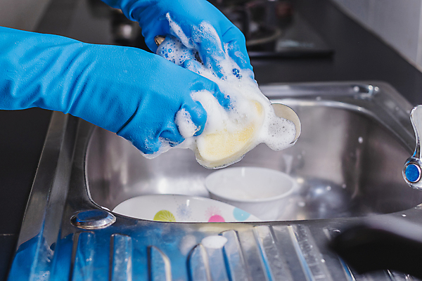 포토 JPG 해외이미지 접시 손 장갑 사람 성인 사람없음 컵 주방 숟가락 거품 방 잡기 싱크대 수도꼭지 스펀지 해외포토 식기 잡화 모션 수저 신체부위 개수대 파일형식 이미지허브