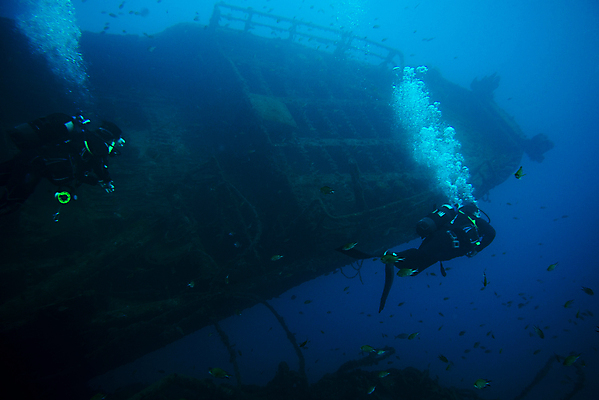 포토 JPG 해외이미지 손 스포츠 바다 섬 여행 학교 자연 어류 풍경 두명 물 파란색 바닷속 수중 수영 탐험 보트 잠수부 땅 아래 다이빙 내추럴 깊이 조난 파라다이스 해외포토 자연요소 교육 컬러 배_교통 사람 신체부위 수중동물 수상스포츠 전문직 방향 생태계 위치 수중스포츠 파일형식 이미지허브