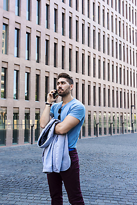 포토 JPG 해외이미지 직업 1 라이프스타일 남자 비즈니스 사업가 통신 성공 모바일 수염 거리 대화 한명 서기 미소 사람 정장 성인 야외 건물 가로 스마트폰 핸드폰 사무실 유행 걷기 도시 업무 비즈니스맨 자신감 스마트 경영자 부름 경영 해외포토 건축물 옷 감정 컨셉 모션 표정 말하기 생활 전자제품 스마트기기 작업 직장인 리더 파일형식 이미지허브