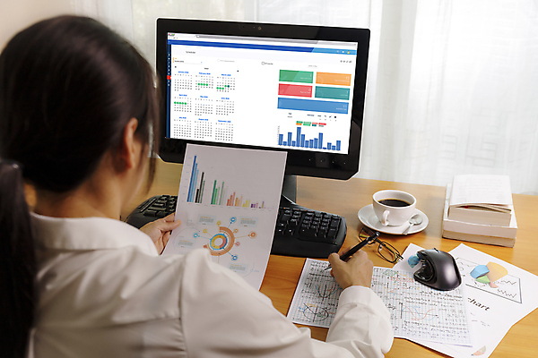 포토 JPG 해외이미지 서양인 여자 그래프 설계 한명 들기 성인 뒷모습 금융 경제 노트북 컴퓨터 모니터 업무 비즈니스우먼 네트워크 계획표 주식 책상 분석 성인여자한명만 해외포토 외국인 1 뷰포인트 가구 컨셉 비즈니스 모션 사람 전자제품 작업 직장인 계획 여자한명만 성인여자만 파일형식 이미지허브