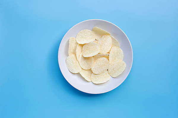 포토 JPG 해외이미지 그릇 실내 사람없음 하이앵글 쌓기 과자 담기 파란배경 감자칩 해외포토 식기 뷰포인트 백그라운드 모션 디저트 내부 파란색 칩_음식 파일형식 이미지허브