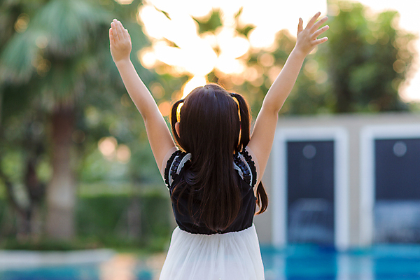 포토 JPG 해외이미지 행복 어린이 관리 한명 동양인 야외 태양 수영 기르기 해외포토 자연요소 1 감정 사람 인종 수상스포츠 돌봄 파일형식 이미지허브