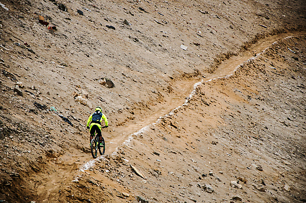 포토 JPG 해외이미지 라이프스타일 남자 스포츠 포즈 자국 자연 산 풍경 경사 사람없음 야외 운동 자전거 경쟁 승차 헬멧 속도 순환 사이클링 바이킹 해외포토 컨셉 모션 건강 사람 생활 바이크 보호장비 육상스포츠 생태계 파일형식 이미지허브