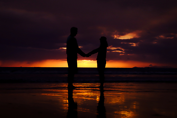 포토 JPG 해외이미지 전신 커플 여자 남자 실루엣 바다 여행 데이트 함께함 성인 야외 두명 햇빛 손잡기 일몰 저녁 성인만 해외포토 컨셉 관계 모션 촬영기법 사람 태양 노을 야간 파일형식 이미지허브