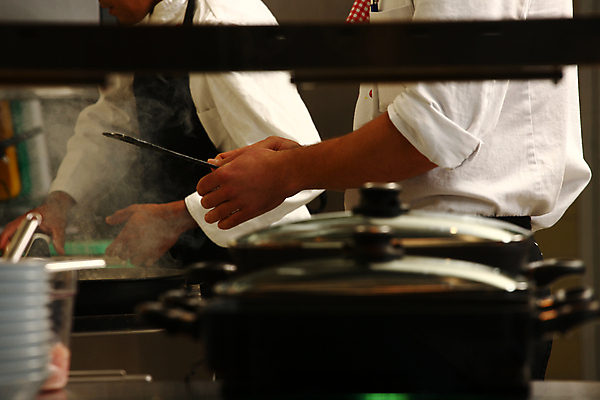 포토 JPG 해외이미지 직업 접시 손 남자 음식 백그라운드 유니폼 채소 재료 호텔 관리 요리 사람 사람없음 장식 빨간색 주방 요식업 식당 요리사 식사 저녁식사 샐러드 신선 업무 고명 칼 맛 혼합 자르기 먹기 준비 상업 레시피 점심식사 해외포토 식기 옷 산업 컬러 컨셉 모션 숙소 신체부위 상점 작업 파일형식 이미지허브