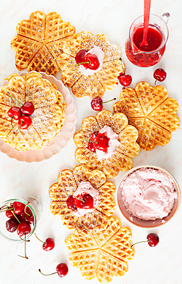 포토 JPG 해외이미지 분홍색 과일 디저트 사탕 사람없음 세로 대접 신선 달콤 맛 아침식사 설탕 크림 레시피 와플 핸드메이드 휘핑크림 해외포토 음식 컬러 컨셉 식사 휘핑 파일형식 이미지허브